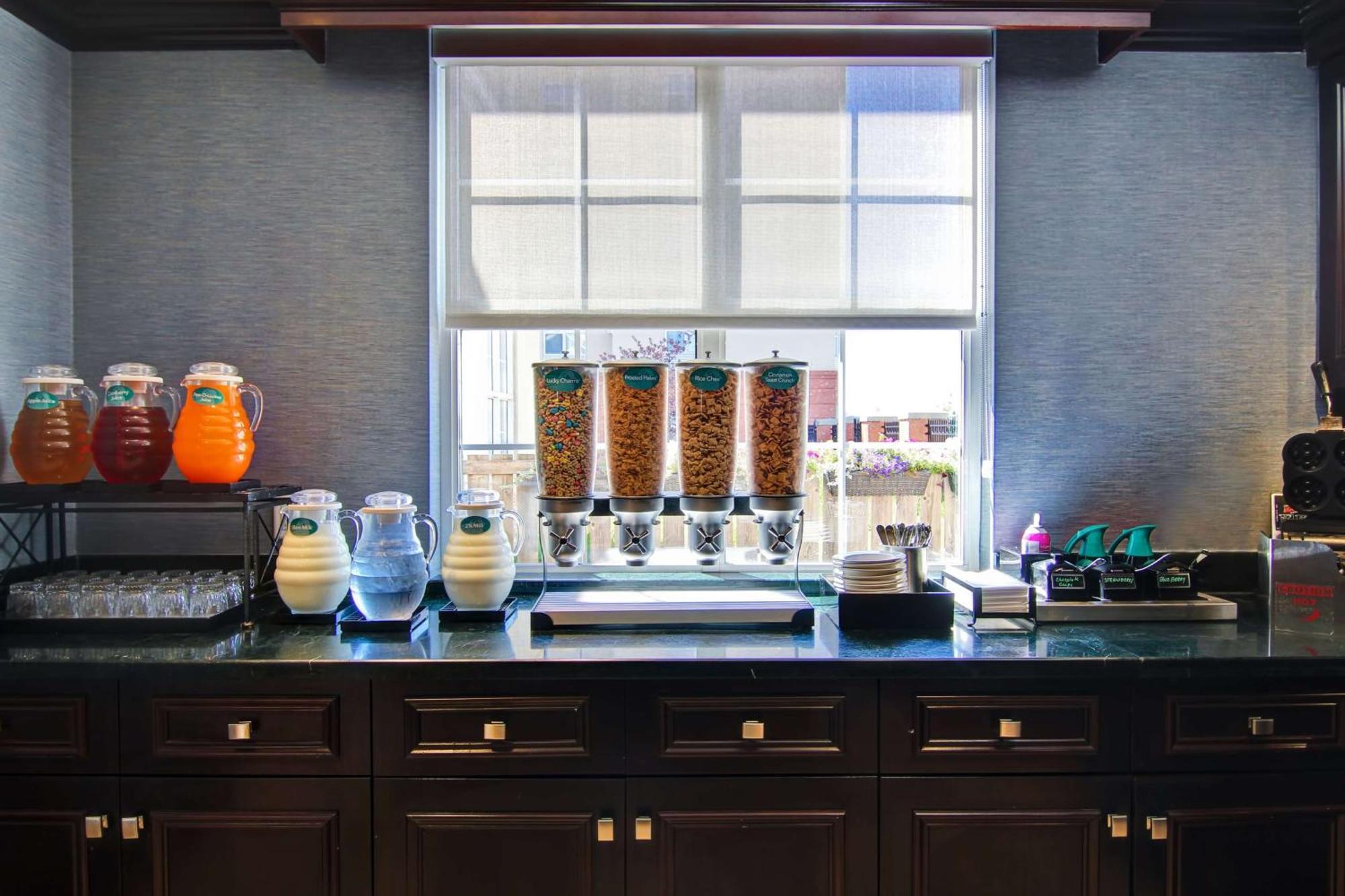 Hotel Homewood By Hilton Toronto